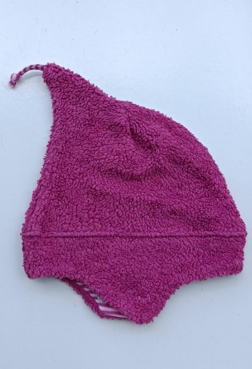 Plüsch Zipfelmütze beere mit geringeltem Band Plüsch Zipfelmütze beere mit geringeltem Band